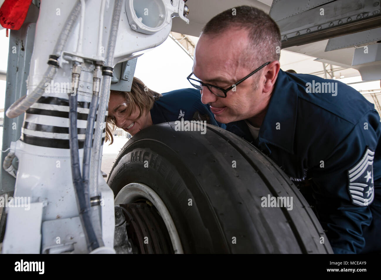 Chief Master Sgt. Jarrod Sebastian, rechts, 23d Wing command Chief und Oberst Jennifer Kurz, Links, 23d WG Commander, schieben Sie einen Reifen in Platz, 9. April 2018, bei Moody Air Force Base, Ga. Moody Führung tourte das 23d Aircraft Maintenance Squadron ein besseres Verständnis Ihrer gesamten Mission, Funktionen und umfassende Aufgaben zu erhalten. (U.S. Air Force Foto von Airman Eugene Oliver) Stockfoto