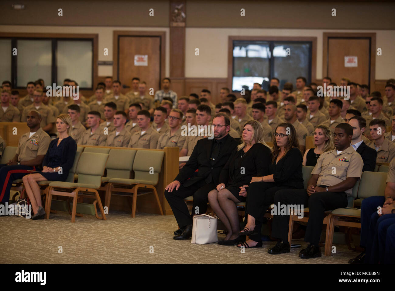 Die Familie der gefallenen US Marine Lance Cpl. Austin Cahill, ein Fahrzeug Commander mit Waffen Firma, 1.BATAILLON, 3. Marine Regiment, seinen Erinnerungsservice an der Basis Kapelle besuchen, Marine Corps Base Hawaii, 10. April 2018. Cahill gestorben bei einem Motorradunfall, den 17. März 2018. (U.S. Marine Corps Foto von Sgt. Jesus Sepulveda Torres) Stockfoto