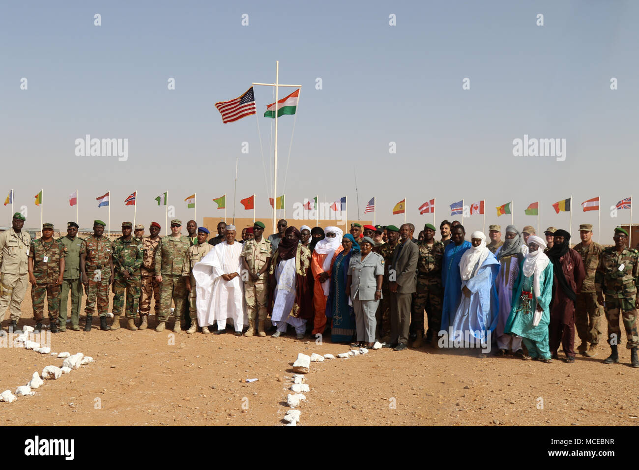 Multinationale Führer sammeln bei der Eröffnung der Musketen 2018, 11. April 2018 in Agadez, Niger statt. Flintlock ist eine jährliche, Afrikanische-led, integrierten militärischen und polizeilichen Übung, gestärkt hat Key Partner nation Kräfte in Nord und West Afrika sowie West Special Operations Forces seit 2005. Stockfoto