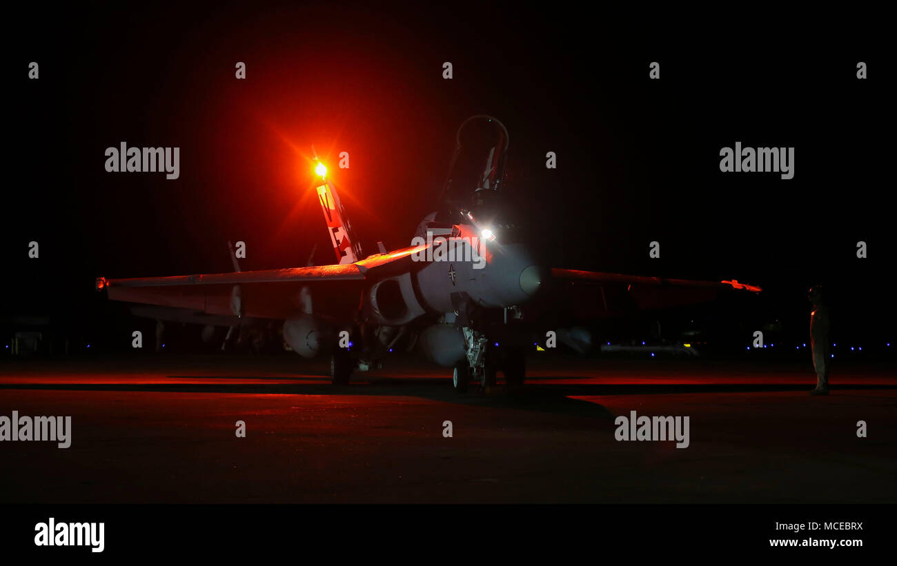 Eine F/A-18C Hornet bereitet sich auf den Start an Bord der Marine Corps Air Station Beaufort, April 9. Die Hornet ist mit Marine Fighter Attack Squadron 115 und zur Unterstützung der Bekämpfung eingesetzt in Übersee. Während bereitgestellt, das Geschwader koordinieren mit unseren internationalen Partnern und anderen Zweigen des US-Militärs, um sicherzustellen, dass die Mission vollendet ist und Freiheit geschützt ist. Stockfoto