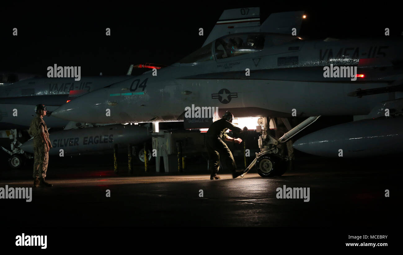 Betreuer bereiten Sie eine F/A-18C Hornet für Abflug an Bord der Marine Corps Air Station Beaufort, April 9. Die Hornet ist mit Marine Fighter Attack Squadron 115 und zur Unterstützung der Bekämpfung eingesetzt in Übersee. Während bereitgestellt, das Geschwader koordinieren mit unseren internationalen Partnern und anderen Zweigen des US-Militärs, um sicherzustellen, dass die Mission vollendet ist und Freiheit geschützt ist. Stockfoto