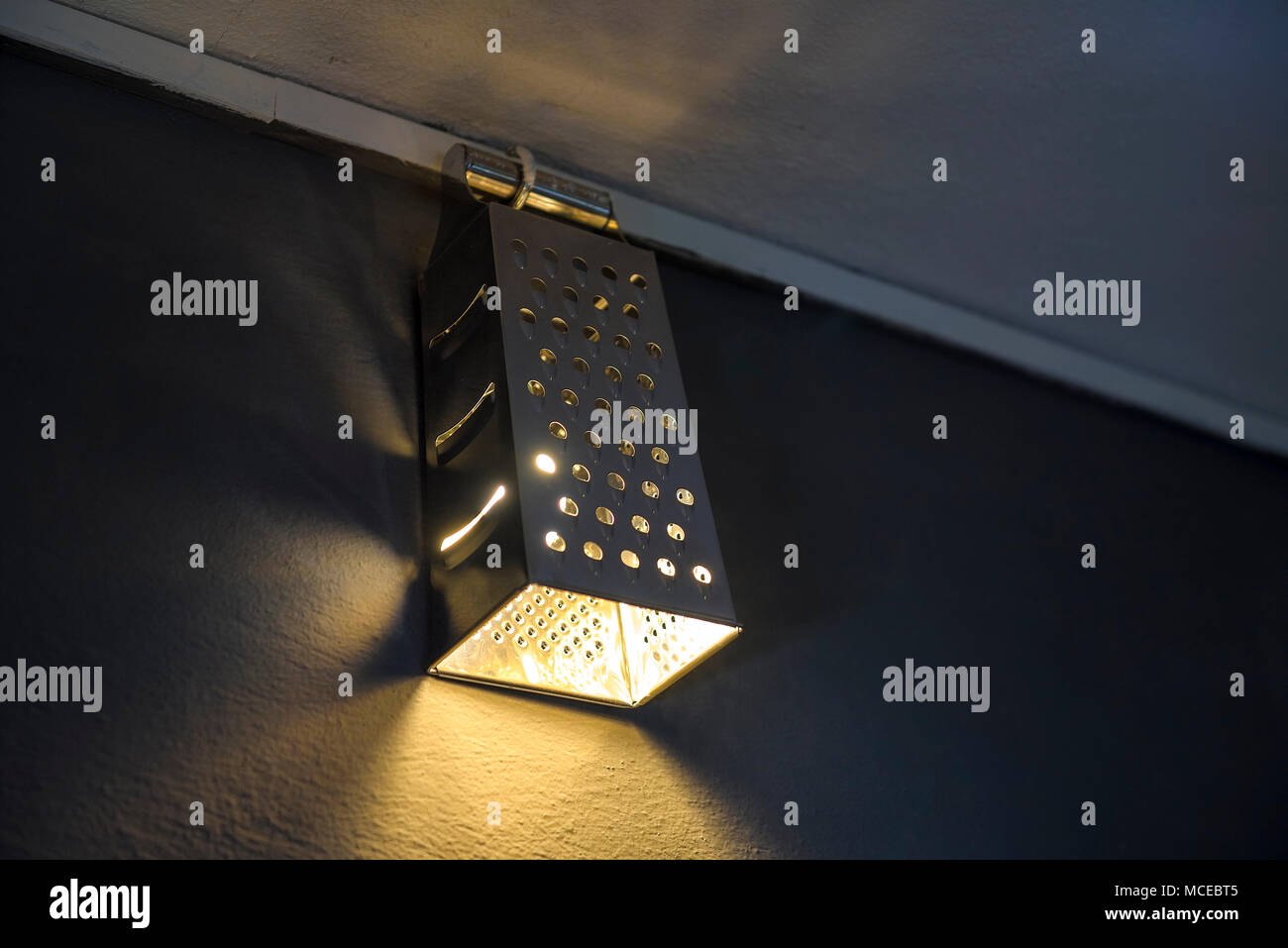 Warmes Licht aus schöne Home diy Küche Raspel und Lampen an der Wand. Stockfoto