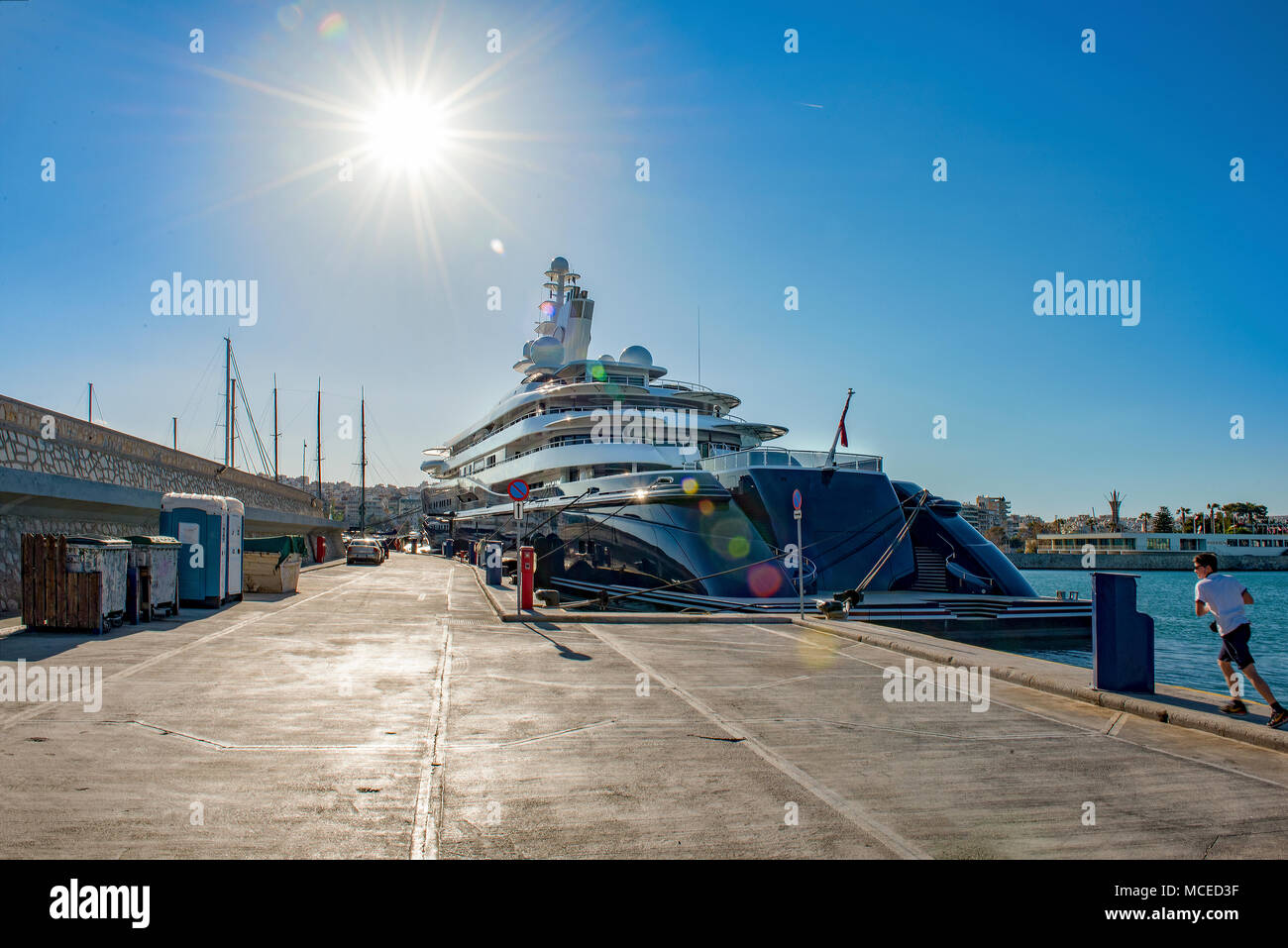 Gigantisch groß und große Luxury Mega Yacht in der Marina Zeas, Griechenland. Investition für Milliardäre. Stockfoto