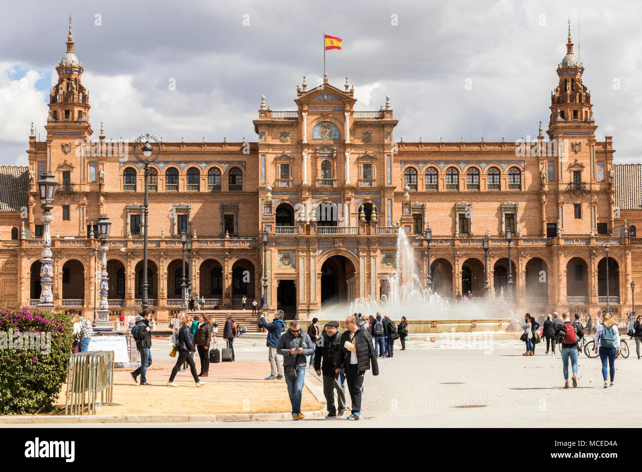 Sevilla, Spanien. Die Plaza de Espana (Spanien), eine Plaza im Parque de Maria Luisa 1928 Mischen Elemente der Renaissance Revival erbaut und Stockfoto