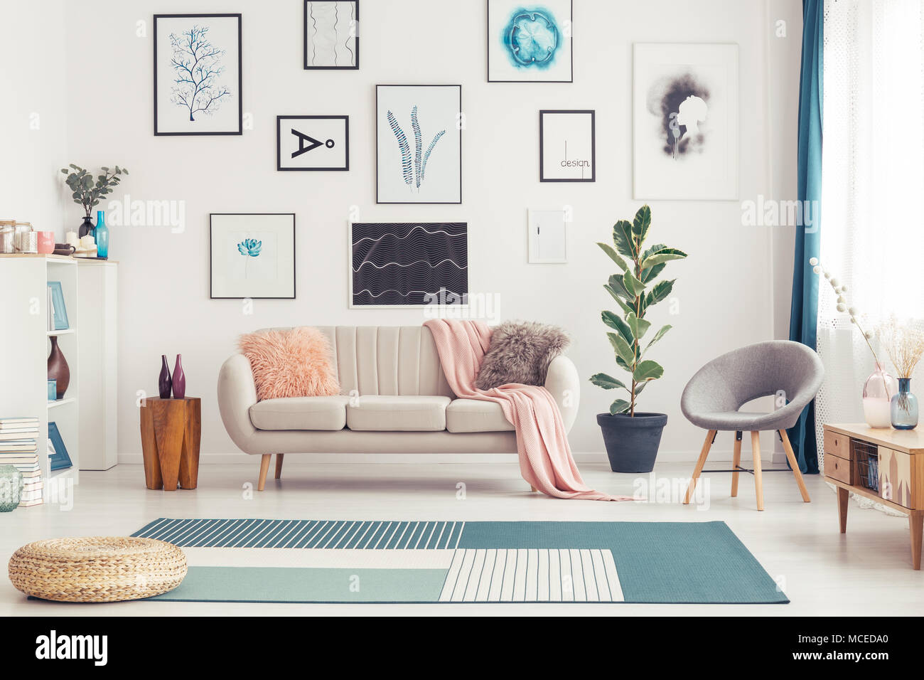 Pouf Auf Blauen Teppich In Geraumigen Rosa Wohnzimmer Interieur Mit Grauen Sessel Neben Dem Sofa Und Ficus Stockfotografie Alamy