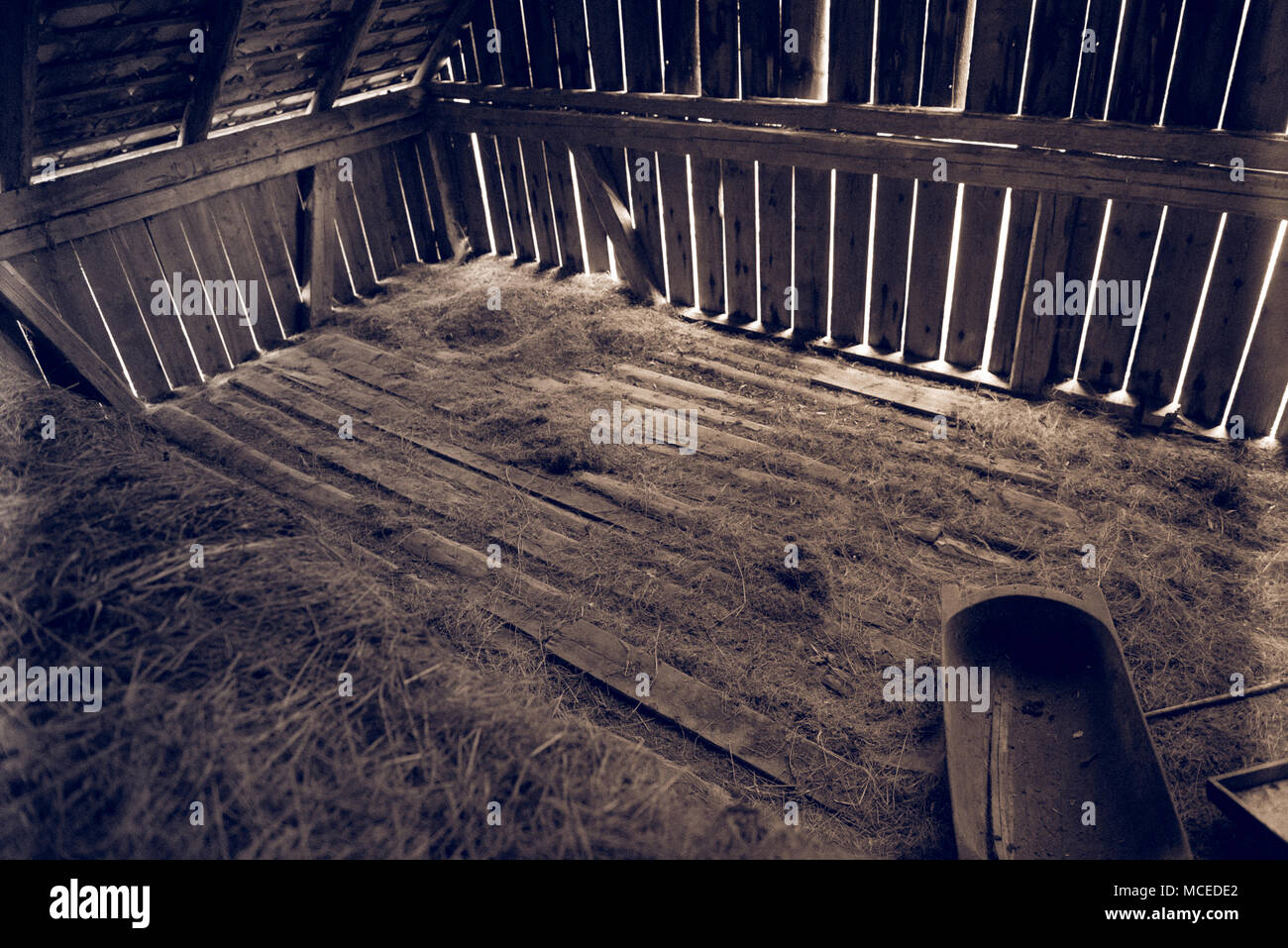 Vintage Holz- Objekte in verlassenen Scheune. Traditionelle Werkzeuge in einem Schuppen Stockfoto
