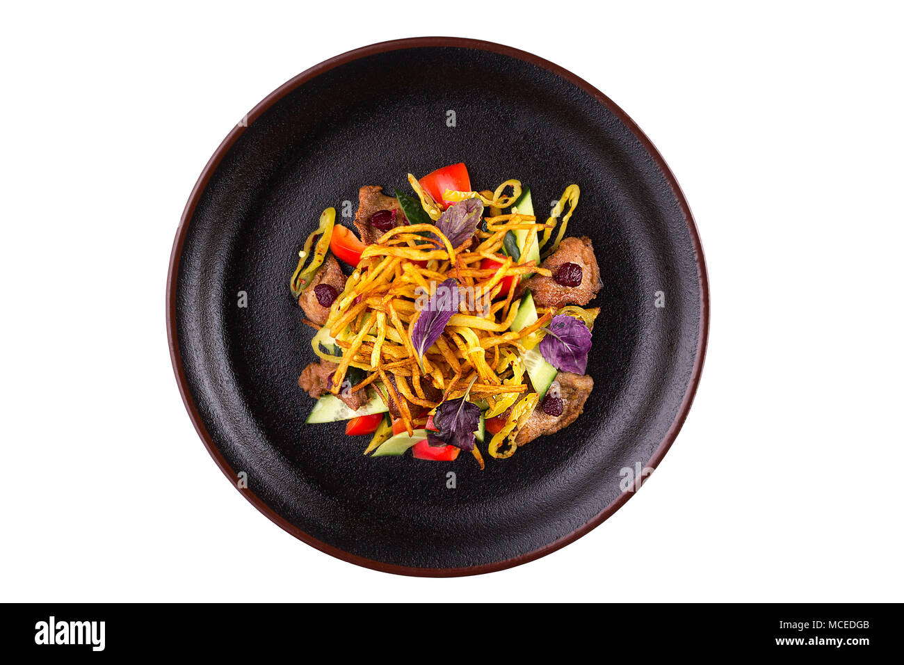 Nahrhafte Salat Gemüse und Fleisch mit Tomate und Huhn Scheiben, serviert auf einem weißen Teller. Auf weissem Hintergrund. Stockfoto