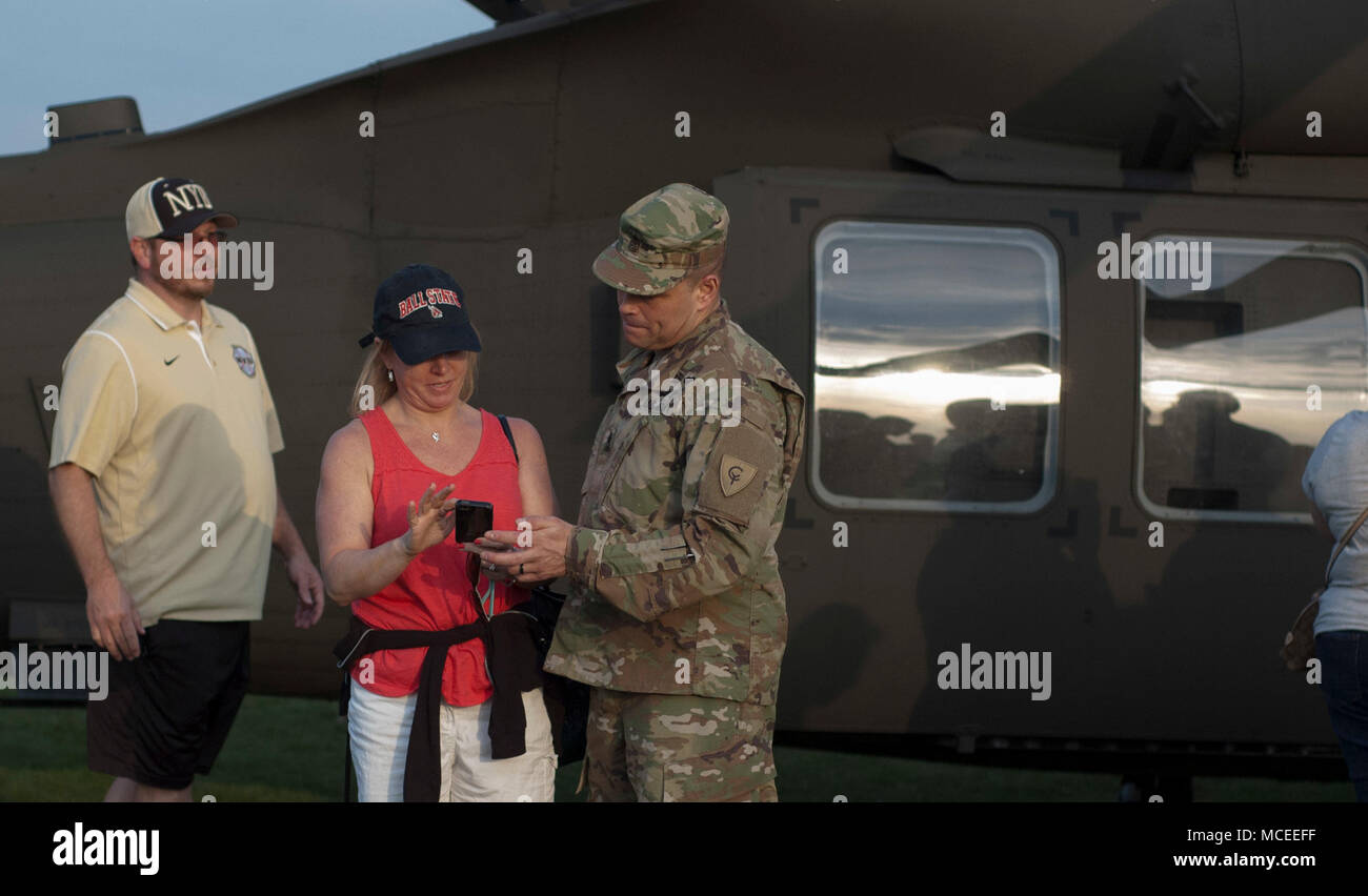 Sergeant Major Jeffrey Bennett der 38 Infanterie Division stellte die öffnung Spiel Ball 14-jährige Eli Ketterer in Noblesville Indiana, April 13. SGM Bennett kamen an einem Black Hawk von C-CO 1-137 Angriff geflogen. Recruiting Befehl C-Co 151 und Bravo Truppe 1-152 Cav, andHHC 76 IBCT auch teilgenommen. Stockfoto