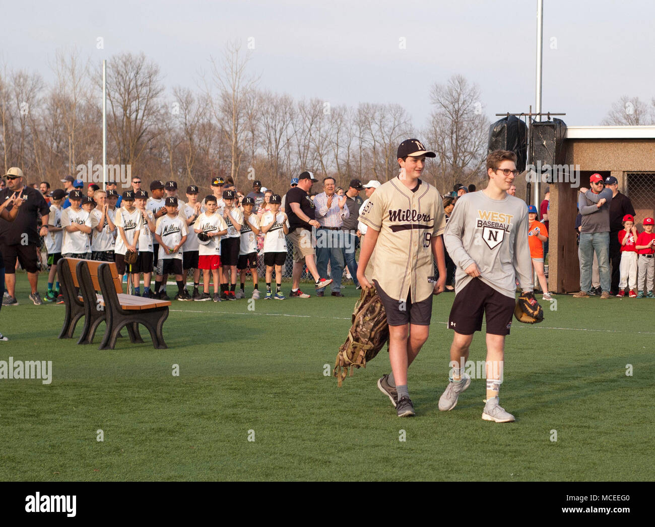 Sergeant Major Jeffrey Bennett der 38 Infanterie Division stellte die öffnung Spiel Ball 14-jährige Eli Ketterer in Noblesville Indiana, April 13. SGM Bennett kamen an einem Black Hawk von C-CO 1-137 Angriff geflogen. Recruiting Befehl C-Co 151 und Bravo Truppe 1-152 Cav, andHHC 76 IBCT auch teilgenommen. Stockfoto