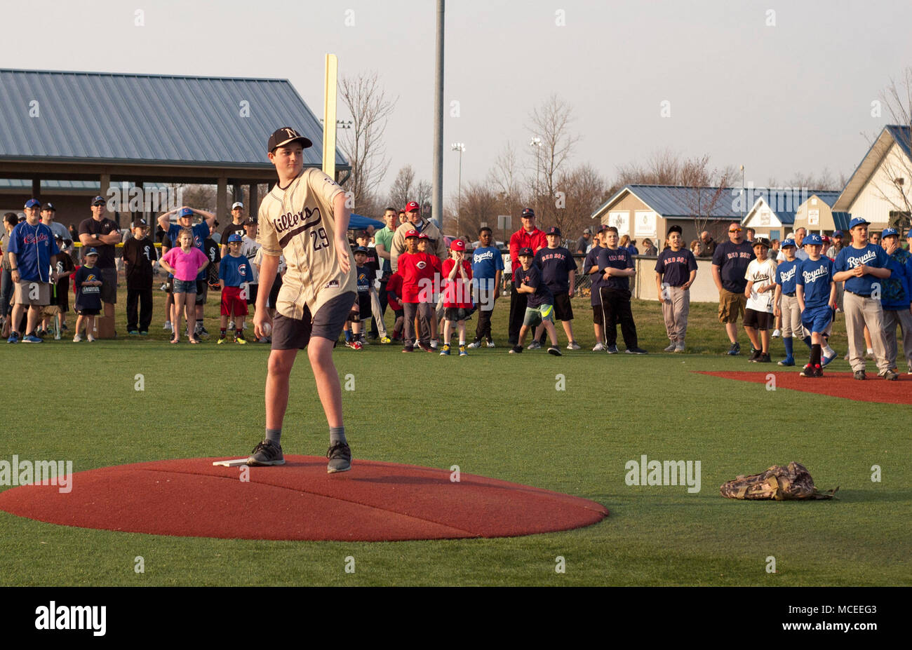 Sergeant Major Jeffrey Bennett der 38 Infanterie Division stellte die öffnung Spiel Ball 14-jährige Eli Ketterer in Noblesville Indiana, April 13. SGM Bennett kamen an einem Black Hawk von C-CO 1-137 Angriff geflogen. Recruiting Befehl C-Co 151 und Bravo Truppe 1-152 Cav, andHHC 76 IBCT auch teilgenommen. Stockfoto