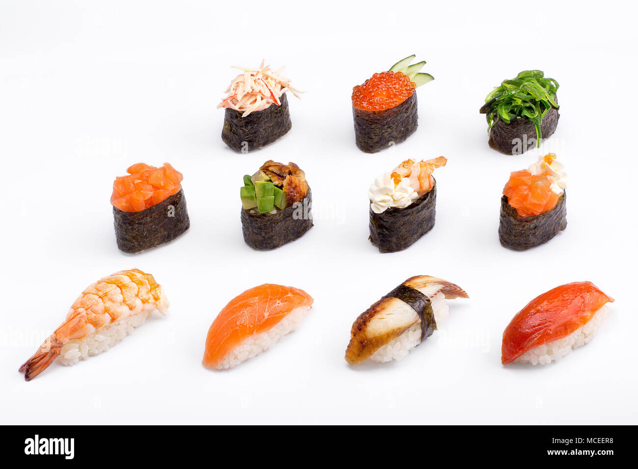 Sushi von verschiedenen Arten auf einem weißen Hintergrund. Bereich. Isoliert. Stockfoto