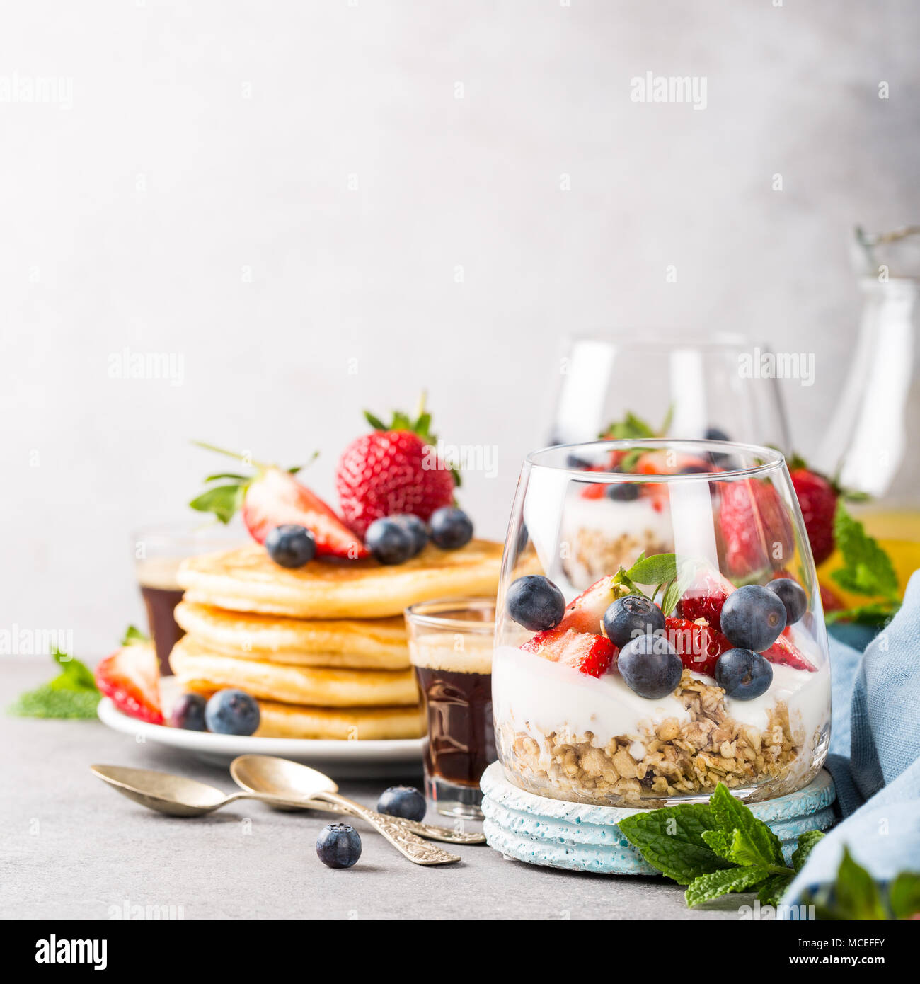 Frühstück mit Müsli, Pfannkuchen und Beeren Stockfoto