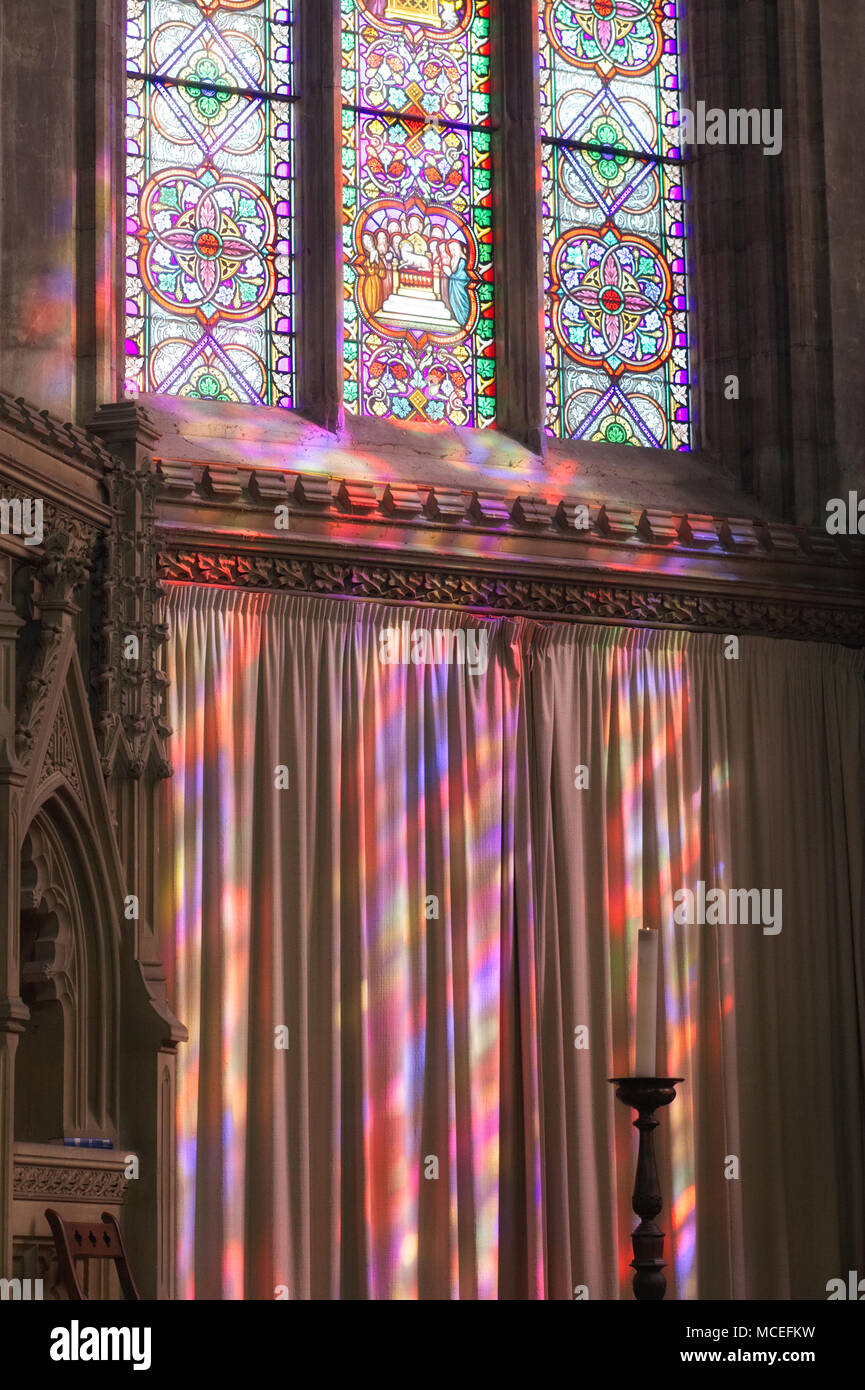 Reflektierende form Glasfenster in der Kirche Stockfoto