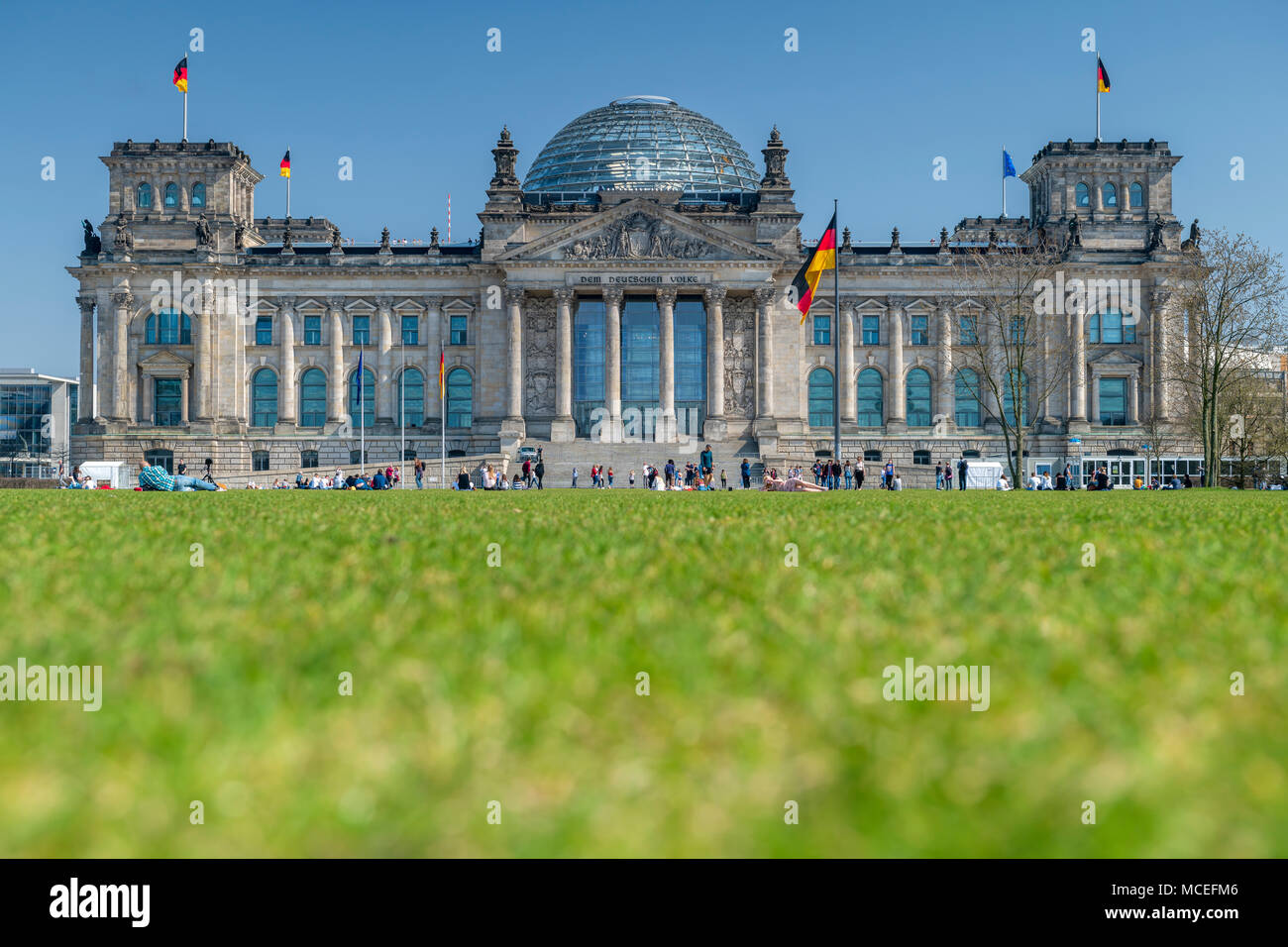Stark im Zweiten Weltkrieg schwer beschädigt, wurde der Reichstag nach der Wiedervereinigung Deutschlands restauriert und beherbergt heute im Bundestag. Stockfoto