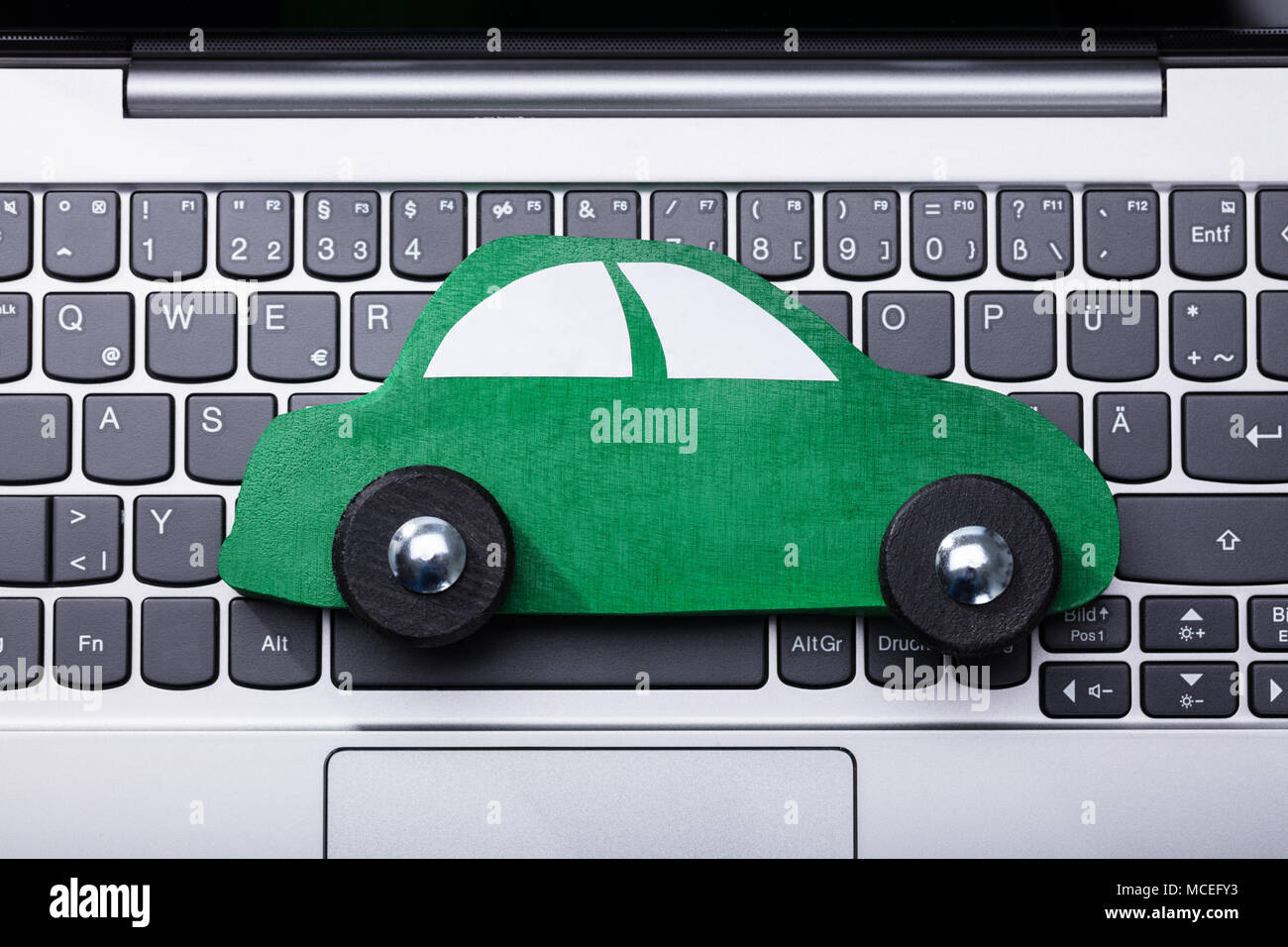 Hohe Betrachtungswinkel von Green Car auf Laptop Tastatur Stockfoto