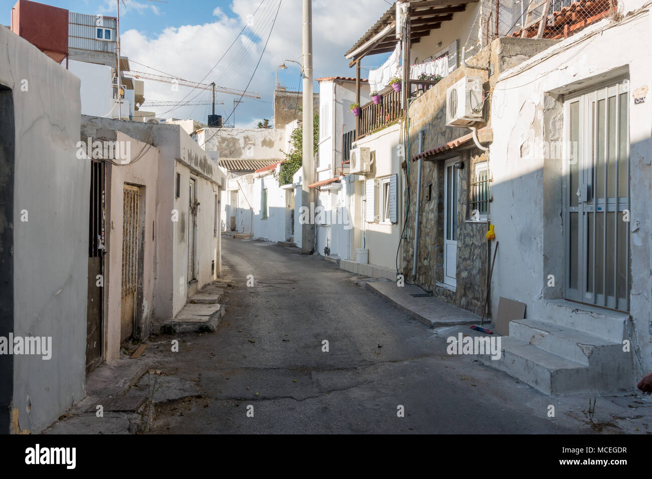 Schmale Gasse mit alten Wohnhäusern, Heraklion, Griechenland Stockfoto