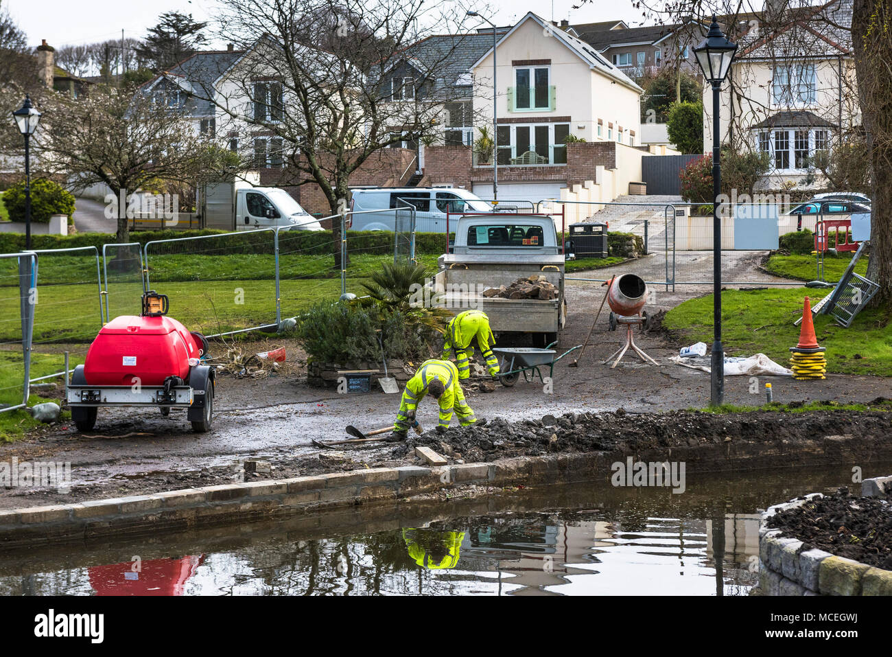 Arbeitnehmer die Durchführung von Wartungs arbeiten an trenance See in Newquay Cornwall. Stockfoto