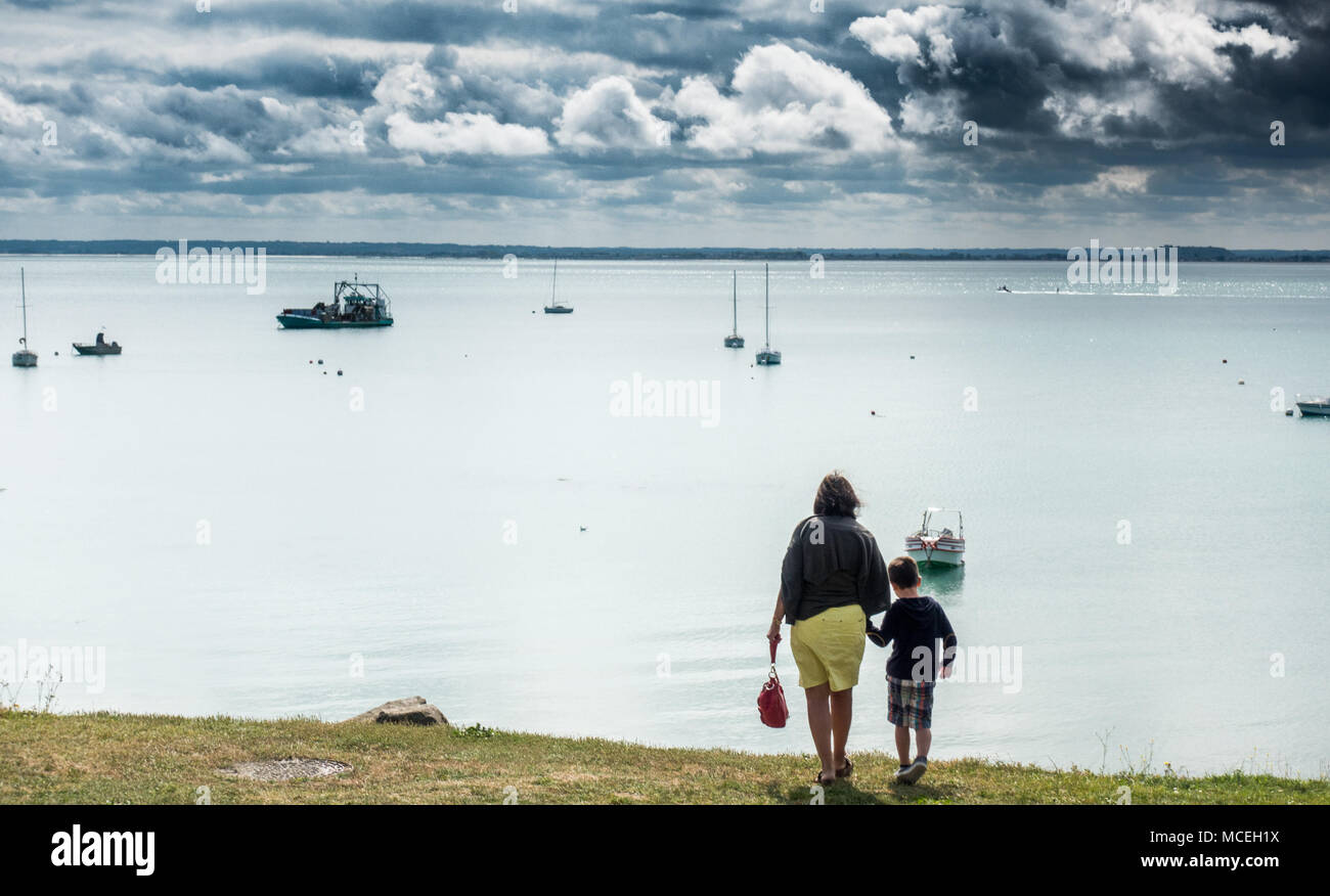 Ansicht der Rückseite des Mutter und Sohn in der Nähe des Sees, Bretagne, Frankreich, Europa Stockfoto