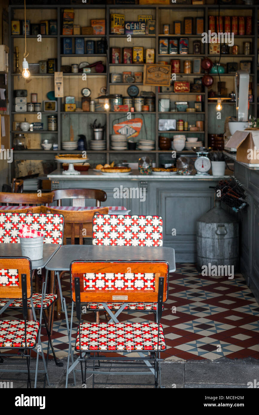 Stühle und Tisch mit Küche Lagerung im Hintergrund, Bretagne, Frankreich, Europa Stockfoto