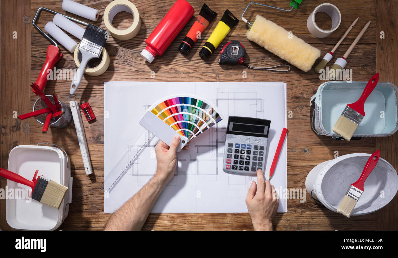 Ansicht von Architekten mit Color Guide Swatch und Rechner beim Zeichnen planen, Blaupause Stockfoto
