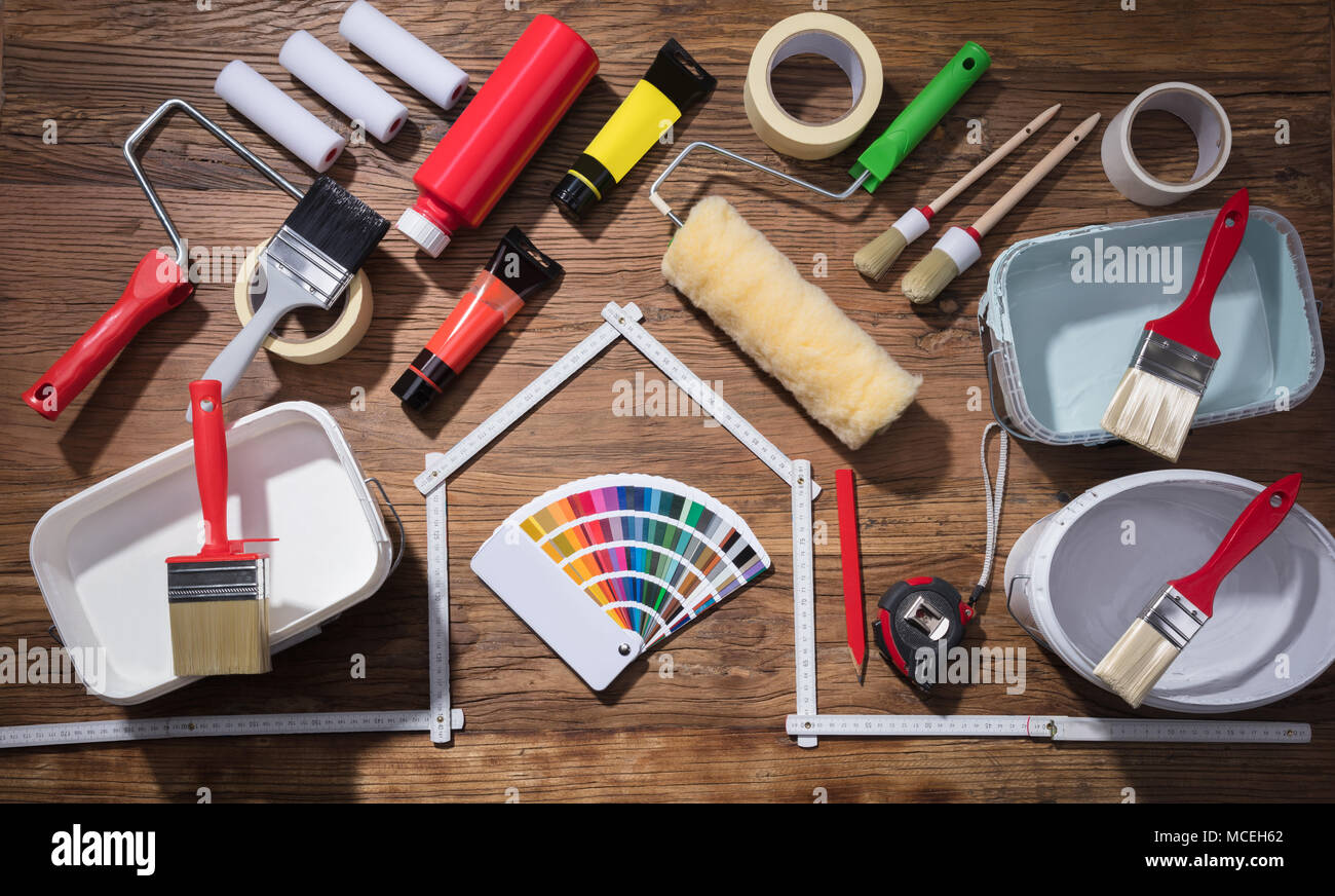 Ansicht verschiedener Malwerkzeuge mit Farbpalette unter dem Massband Haus Stockfoto