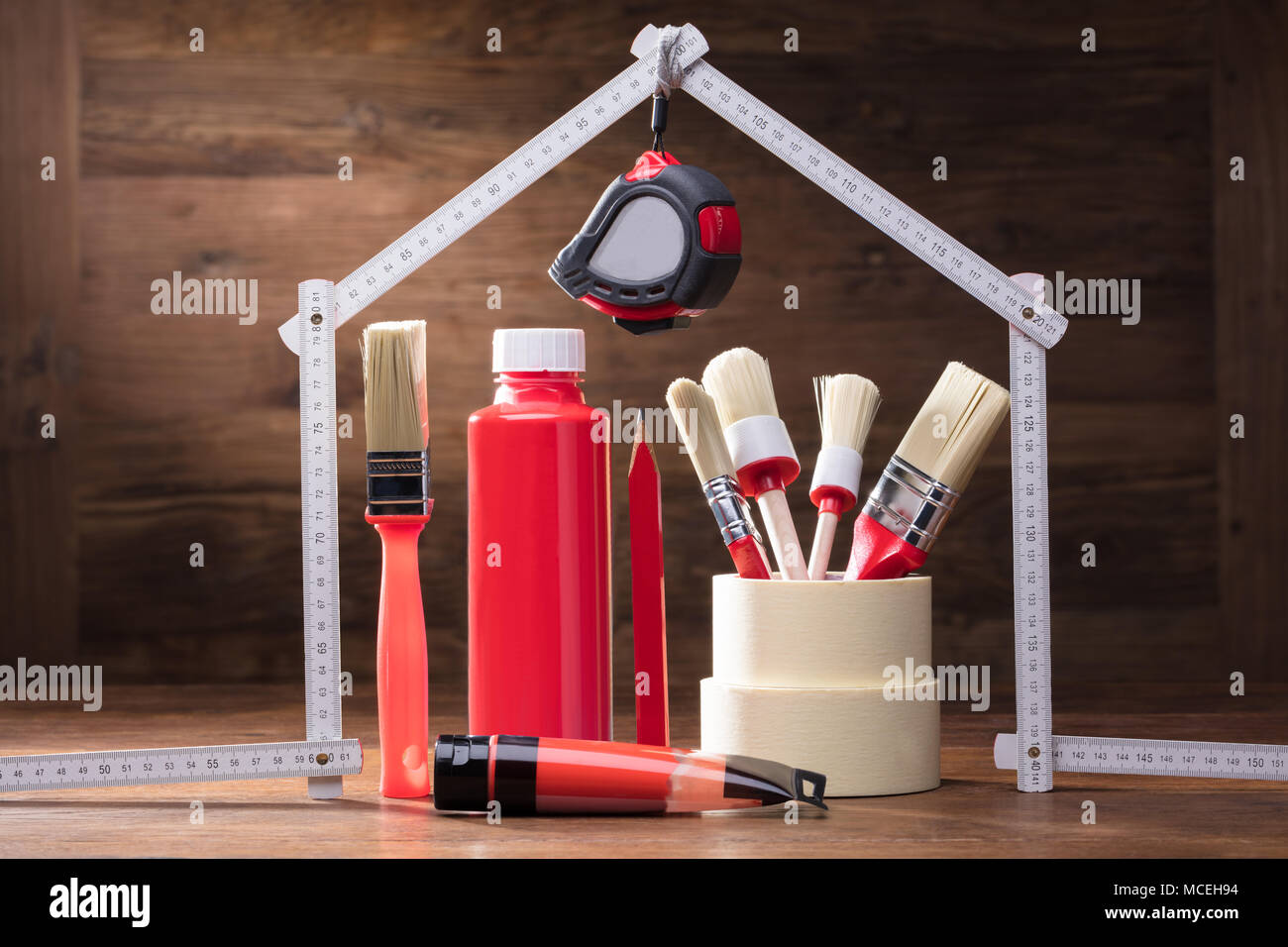 Malerei Ausrüstungen unter dem Haus gemacht Mit der Messung auf dem hölzernen Tisch Tape Stockfoto