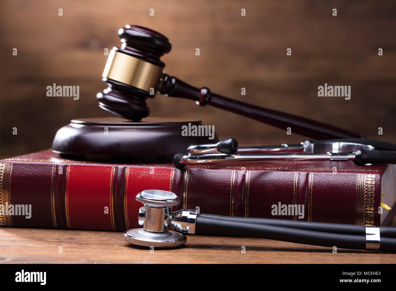 Close-up des Richters Hammer und Resonanzboden auf Gesetz Buch mit Stethoskop Über die hölzerne Schreibtisch Stockfoto