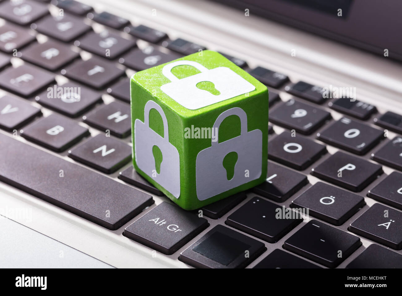 In der Nähe von Schloss Symbol auf der grünen Holz- Block über dem Laptop Tastatur Stockfoto