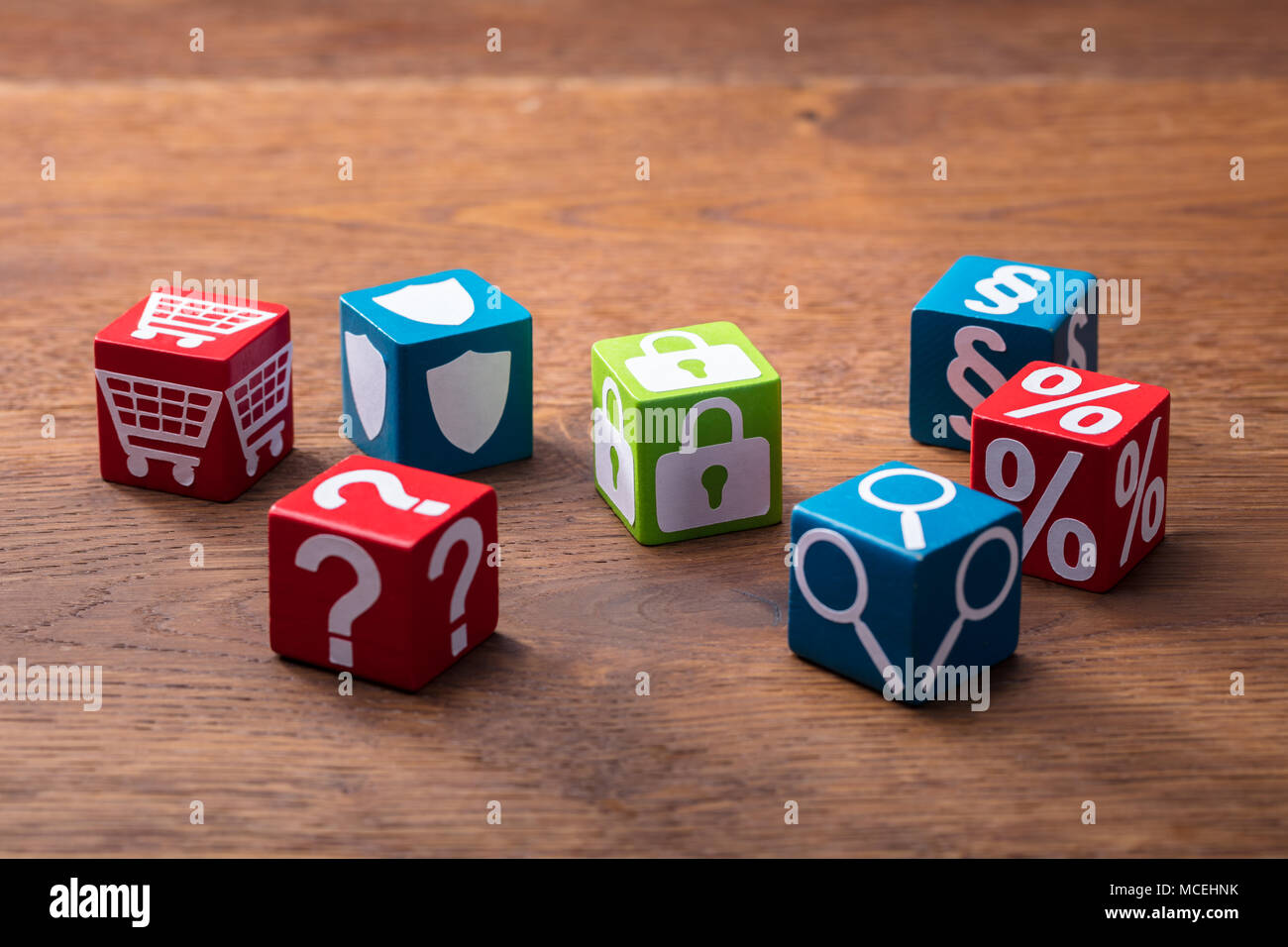 Bunte soziale Symbole auf der hölzernen Blöcke über die hölzerne Schreibtisch Stockfoto