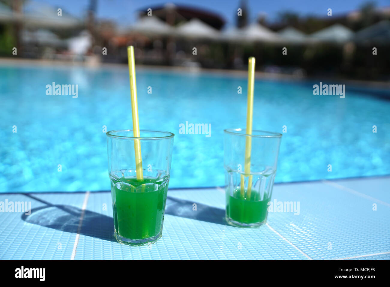 Grüne Cocktails auf dem Hintergrund der Pool Stockfoto