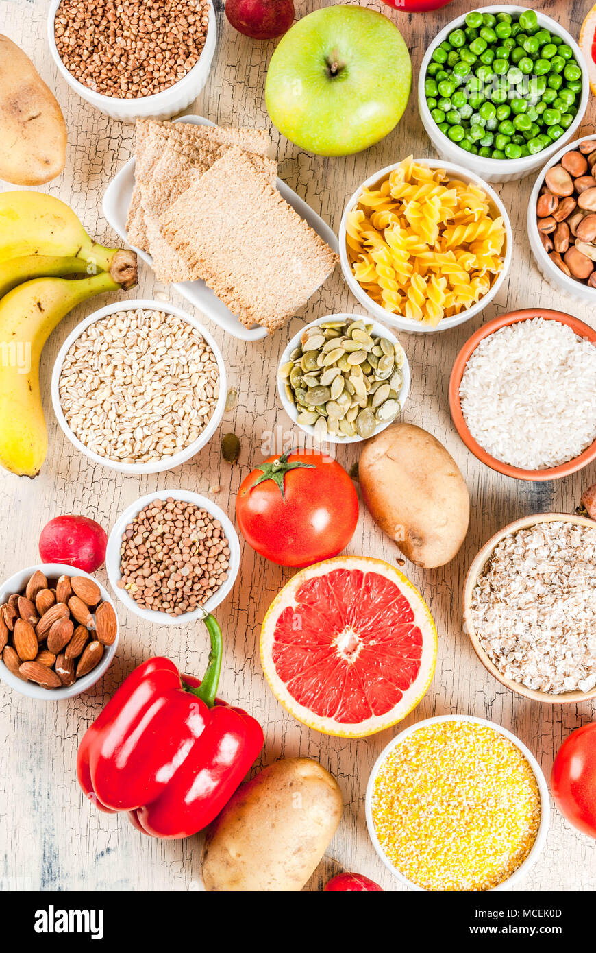 Ernährung Lebensmittel Hintergrund Konzept, gesunde Kohlenhydrate (Vergaser) Produkte - Obst, Gemüse, Getreide, Nüsse, Bohnen, Licht konkreten Hintergrund oben Stockfoto