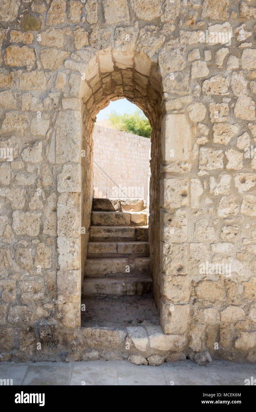 Schmale gewölbten Eingang mit Treppe, Heraklion, Griechenland Stockfoto