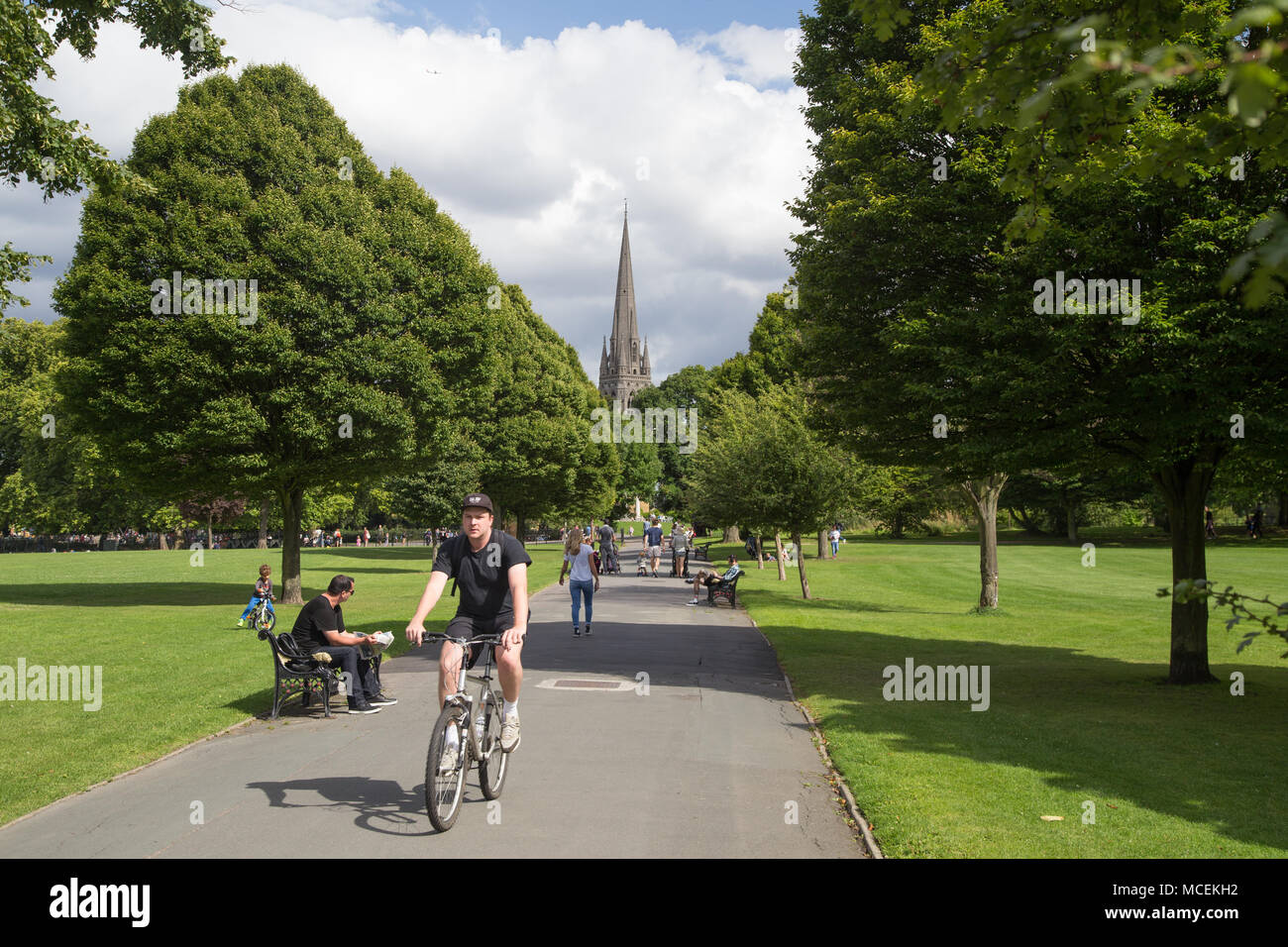 Menschen an einem Sommernachmittag genießen Clissold Park, Stoke Newington, London N 16, mit der St. Mary's Kirche im Hintergrund Stockfoto