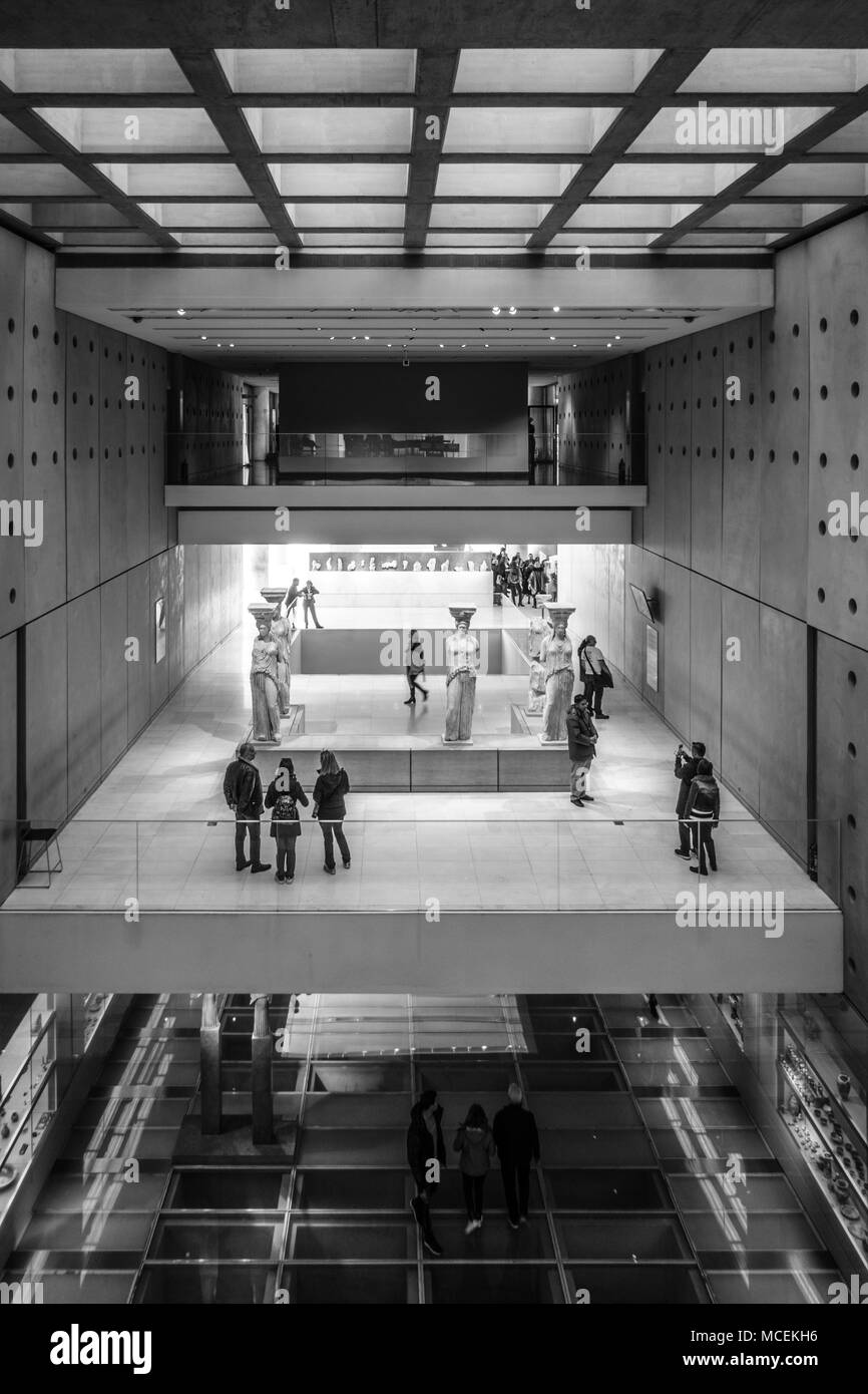 Hohe Betrachtungswinkel und Touristen in New Acropolis Museum, Athen, Griechenland Stockfoto