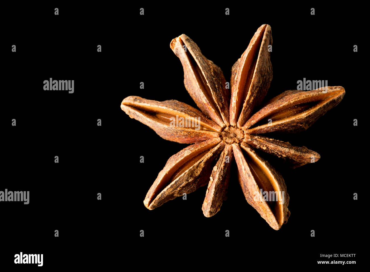 Sternanis, Illicium verum, gekauft von einem Supermarkt in Großbritannien. Sternanis ist beliebt in der asiatischen Küche und ist auch medizinisch genutzt. England UK GB Stockfoto