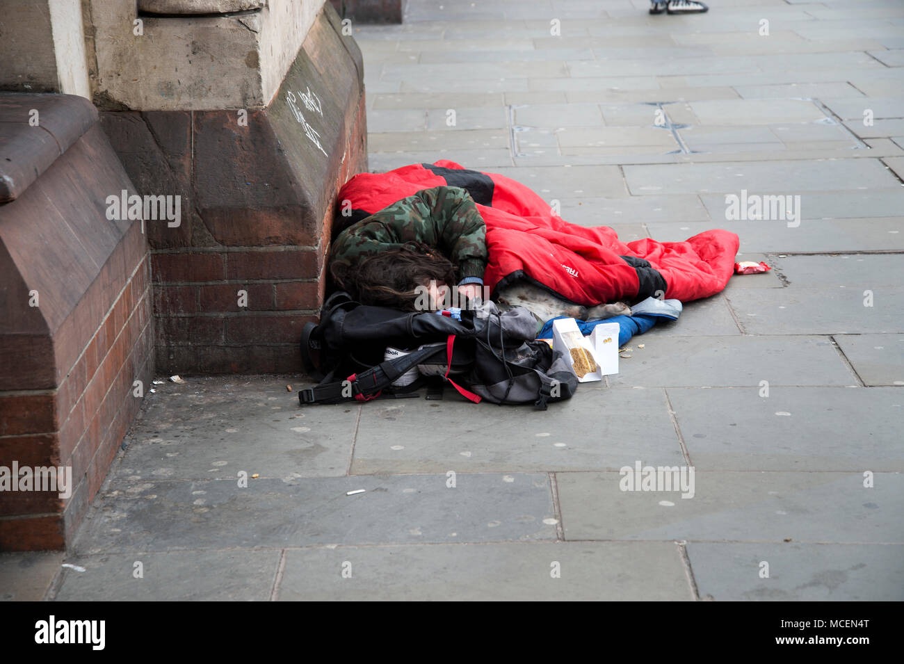 St. Pancras, London. Obdachlose Person schlafen auf der Straße. Stockfoto