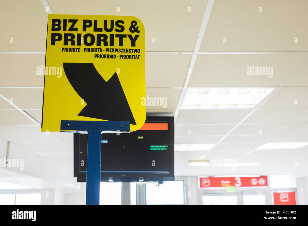 Priorität, Boarding, Zeichen, vor, der irischen, der Fluggesellschaft Ryanair, Flug, ab, Carcassonne, am Flughafen, im Süden von Frankreich, Position, zu, Manchester, England, Europa, Europäischen, Stockfoto