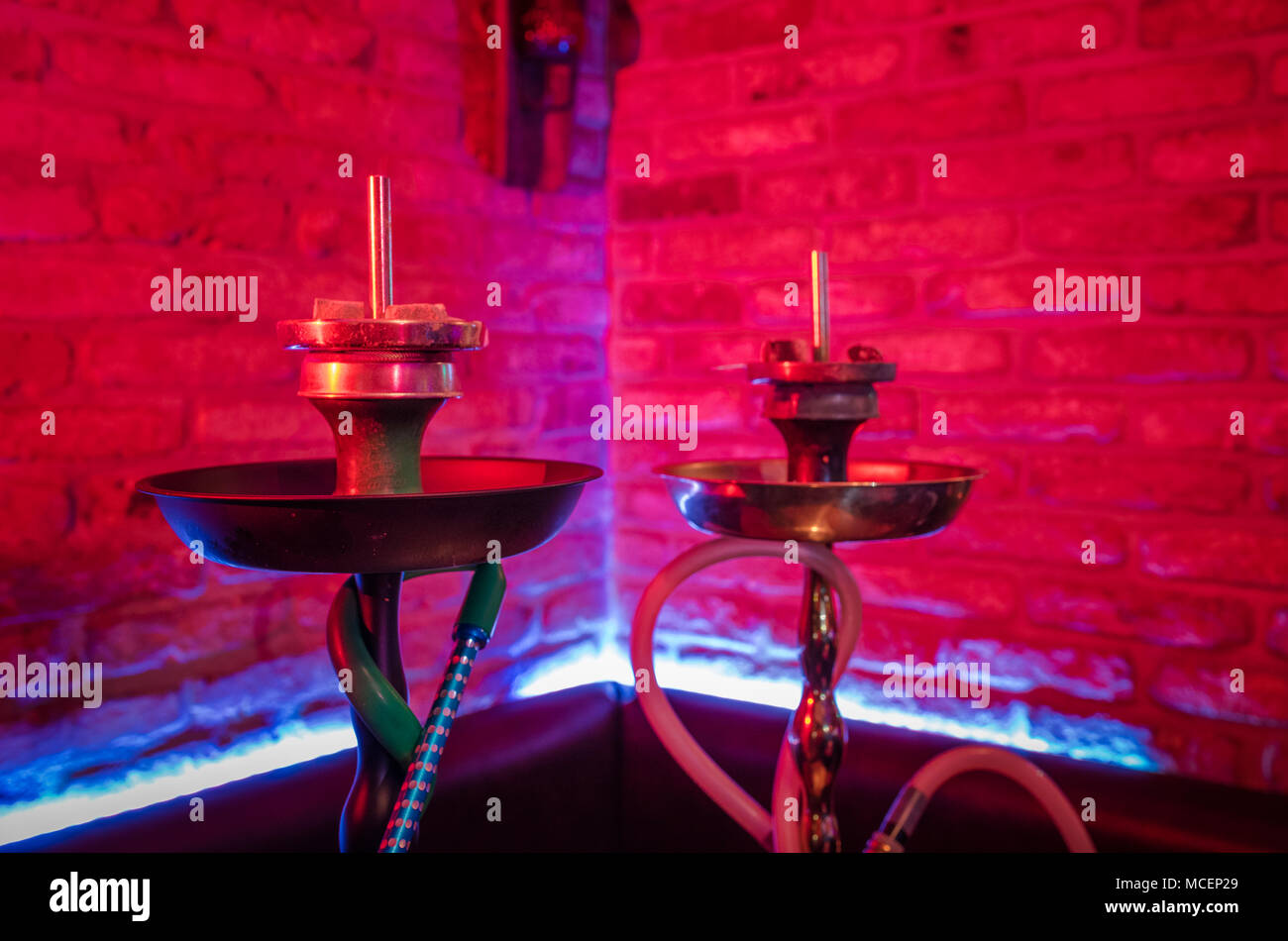 Shisha Wasserpfeifen in einer Lounge Bar Stockfoto