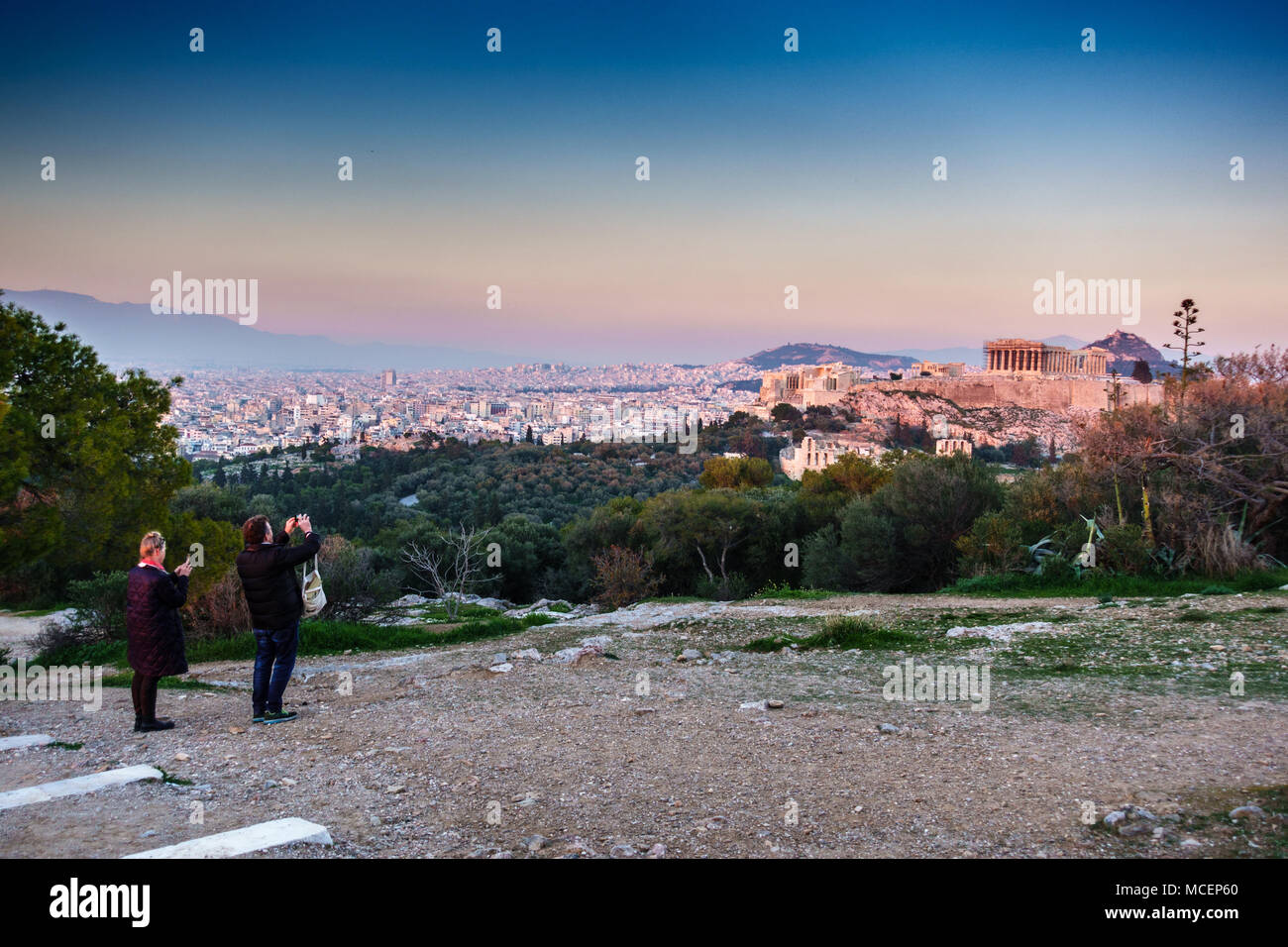 Paar Erfassung Akropolis Athen - auf Handy, Athen, Griechenland Stockfoto