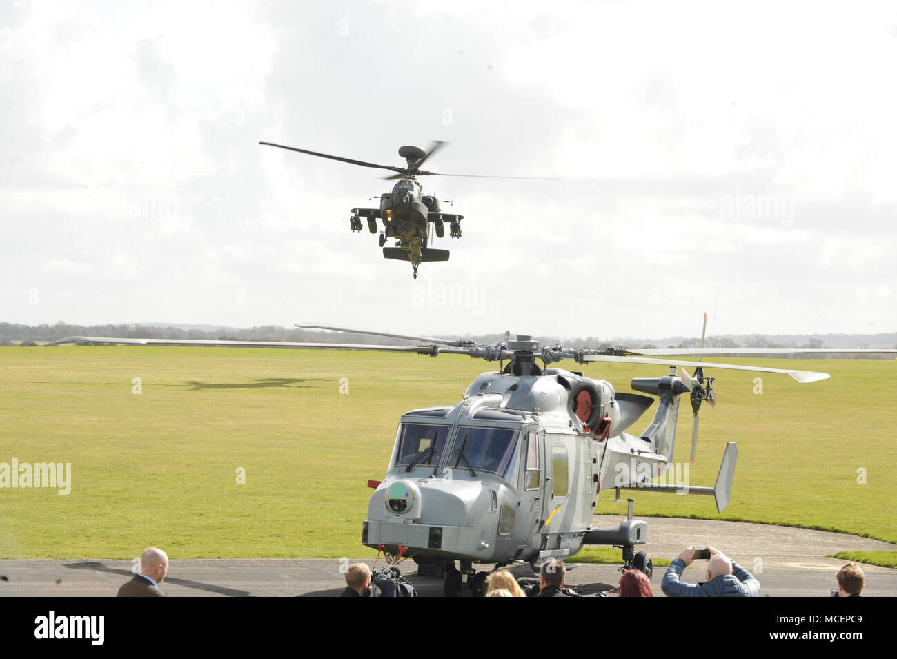 Prinz Harry einen Air Display im Army Aviation Center, wo er advanced Helicopter Training verpflichtete sich, im Museum der Armee Fliegen, Middle Wallop, Hampshire. Mit: Apache Wo: Middle Wallop, Hampshire, Großbritannien Wann: 16 Mar 2018 Credit: WENN.com Stockfoto