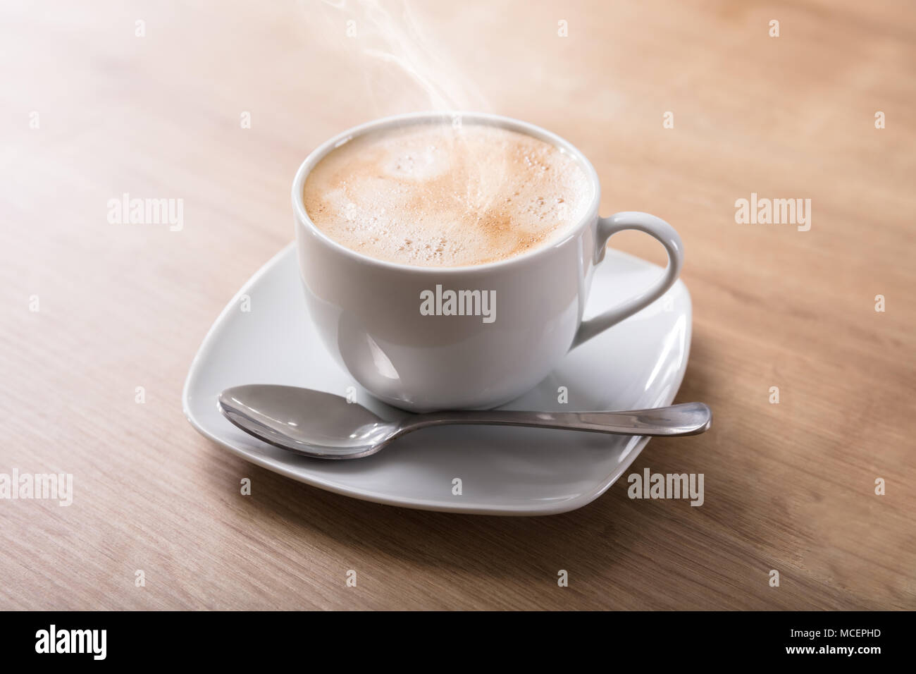 Ansicht des heißen Kaffees auf hölzernen Schreibtisch Stockfoto