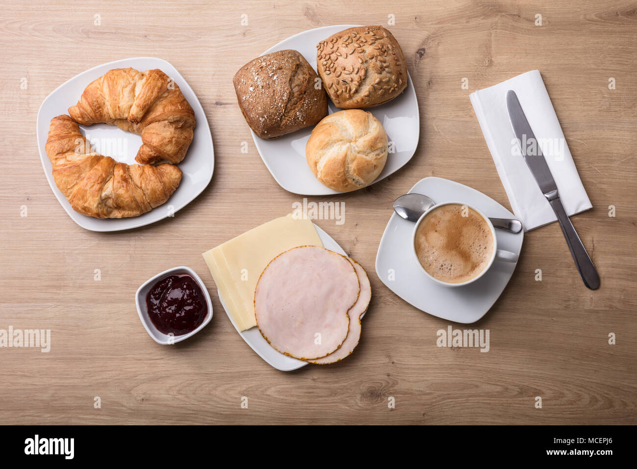 In der Nähe von Croissants und heiße Tasse Kaffee auf hölzernen Schreibtisch Stockfoto