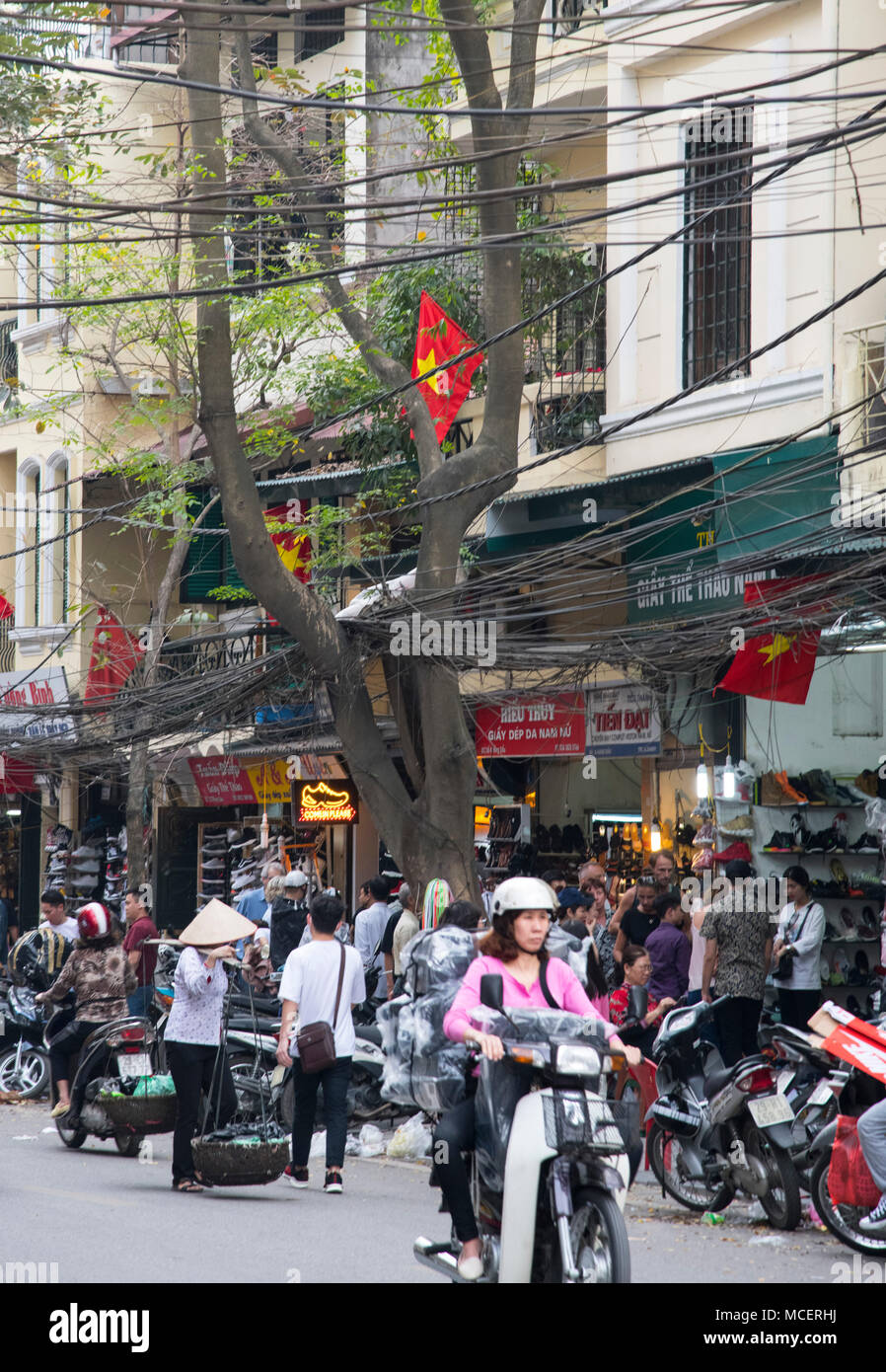 Eine belebte Straße in der Altstadt, Hanoi, Vietnam, Südostasien Stockfoto