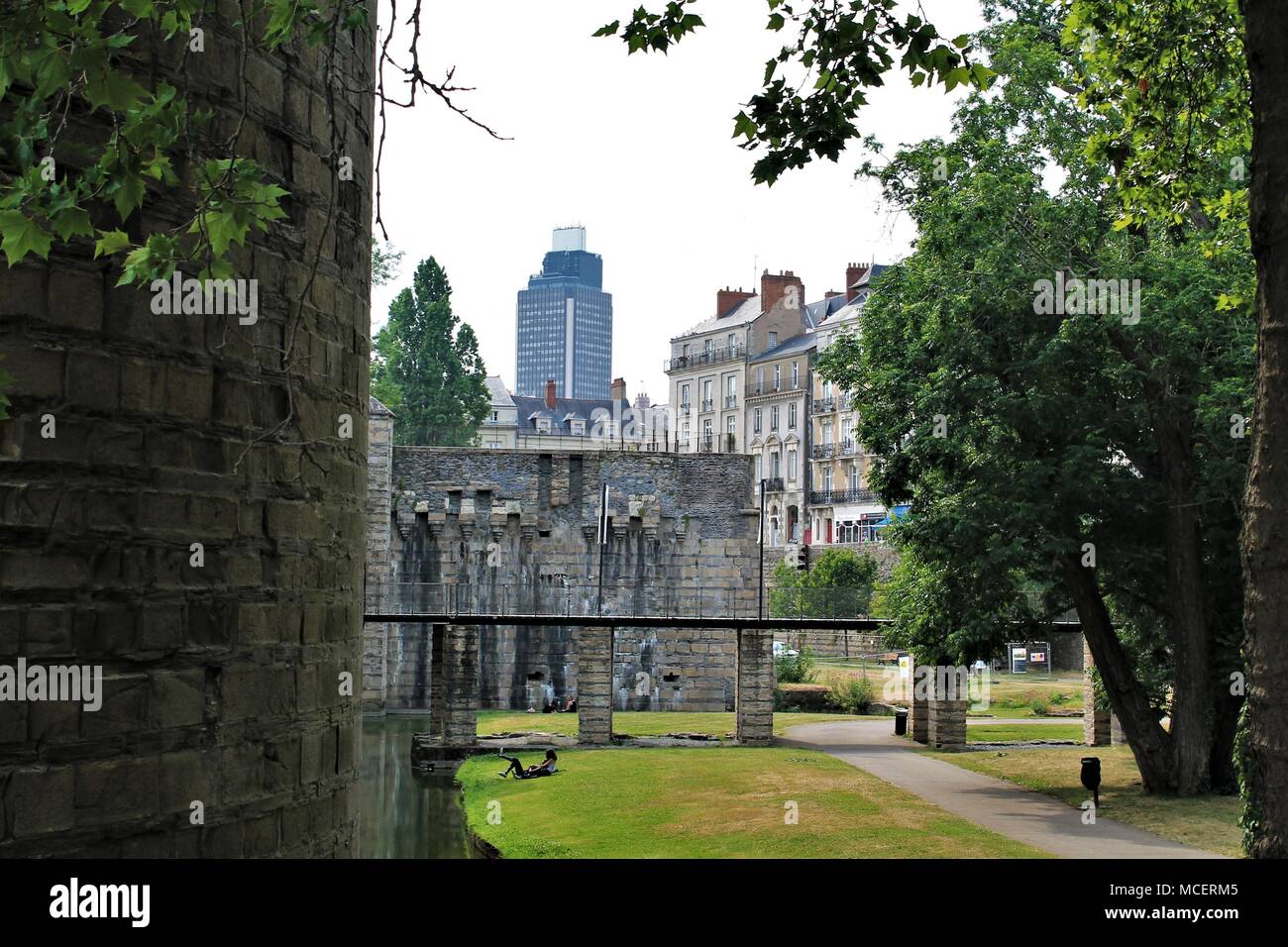 Wassergräben von Nantes Schloss und die Tour Bretagne im Hintergrund, Loire Atlantique, Pays de la Loire, Frankreich Stockfoto