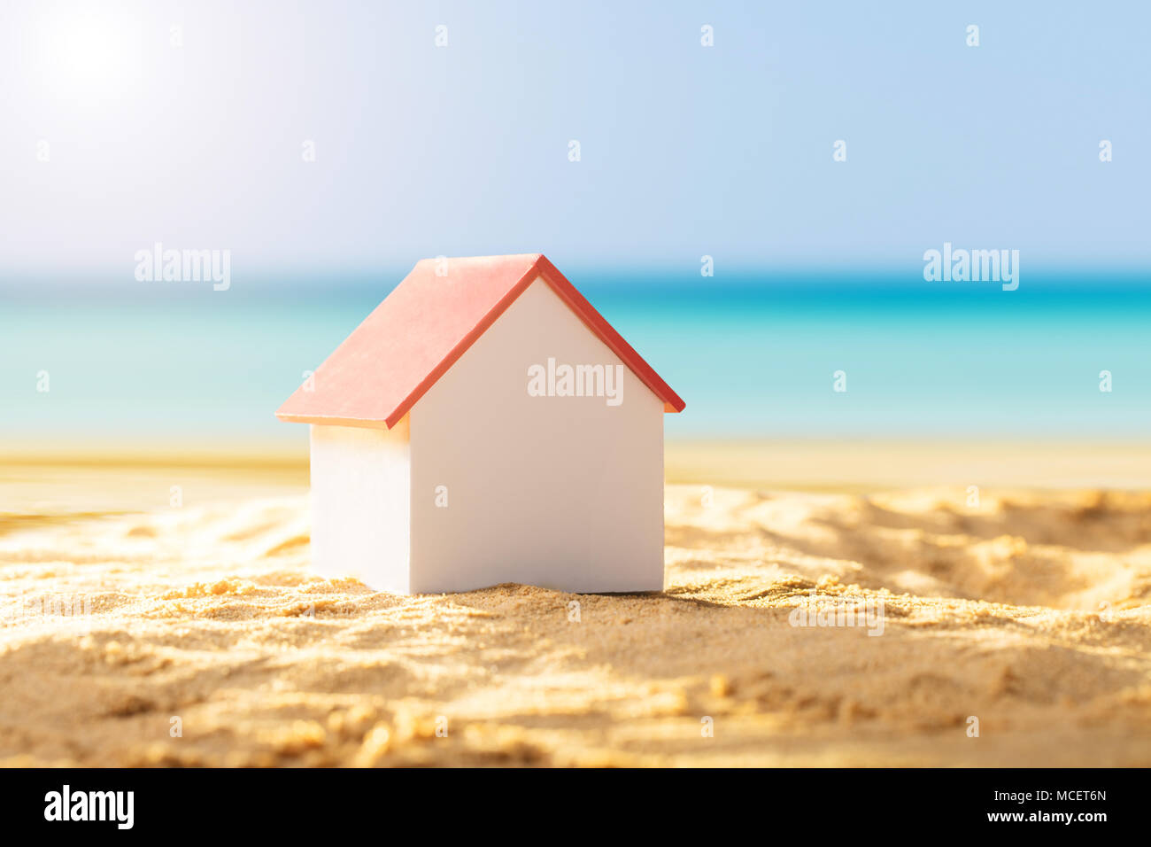 In der Nähe eines Hauses mit rotem Dach am Sandstrand Stockfoto