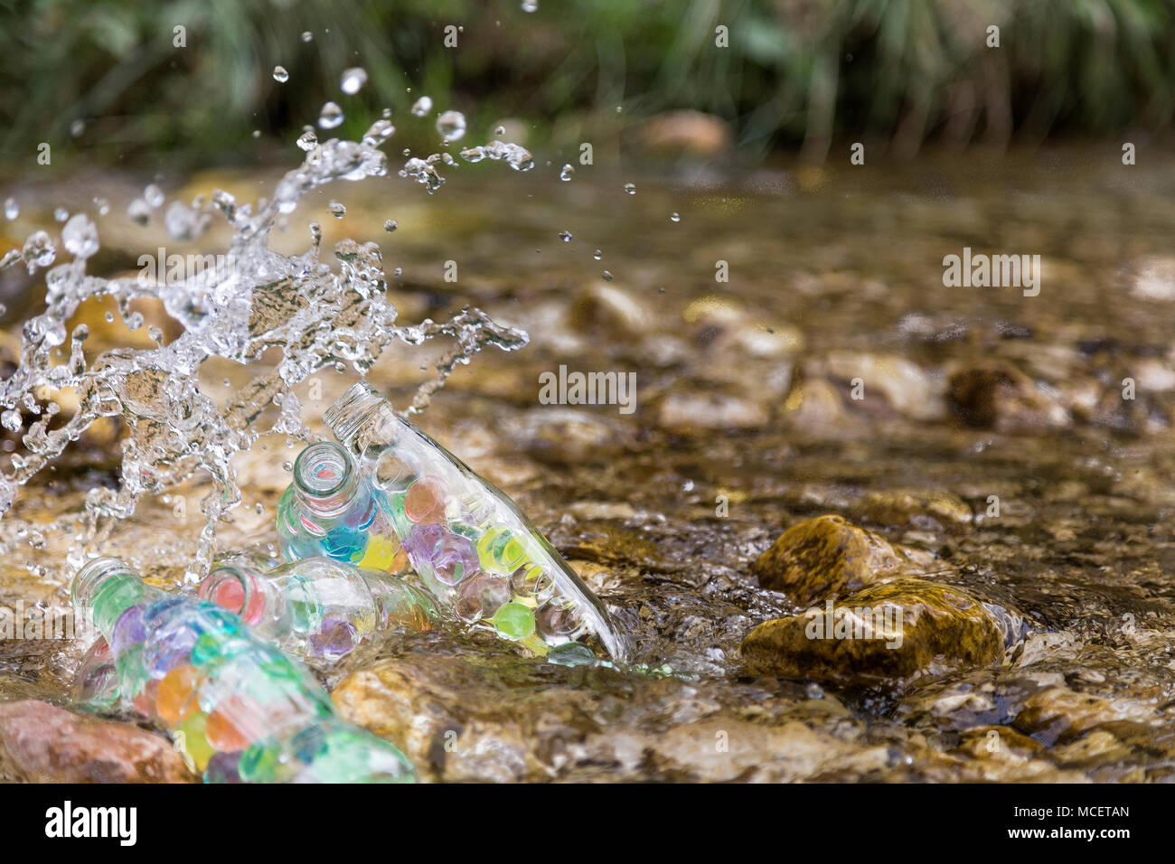 Splash Flasche mit bunten Bällen gefüllt Stockfoto