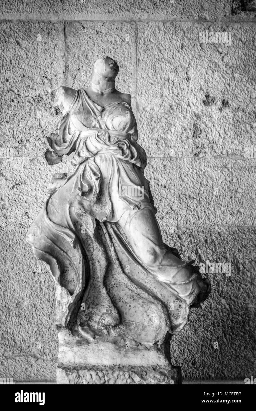 Low Angle View einer zerbrochenen Statue einer Frau, Athen, Griechenland Stockfoto