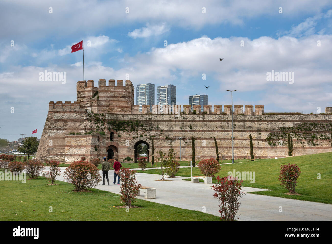 Byzantinische Stadtmauer in Yedikule Nachbarschaft im Stadtteil Fatih Istanbul. Stockfoto