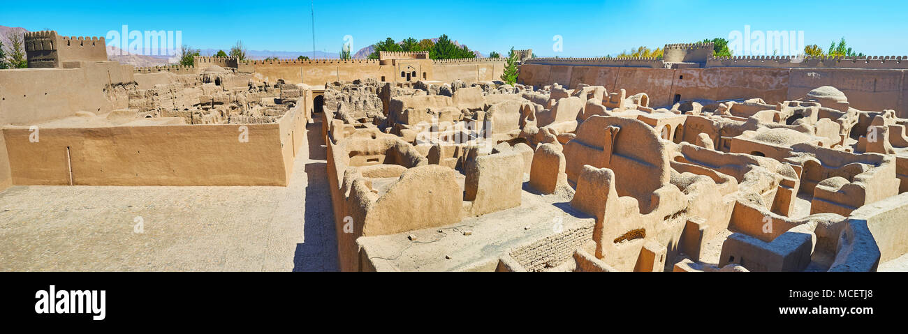 Rayen Schloss mit Blick auf dem Gebiet der archäologischen Stätte mit Lehm Ruinen der Häuser und Werkstätten, Iran. Stockfoto