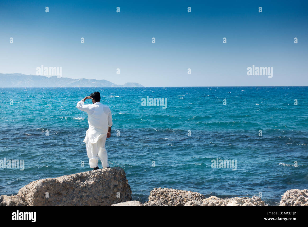 Mann Marine bewundern von der felsigen Küste, Heraklion, Griechenland Stockfoto